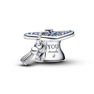 Pandora Moments Sparkling Blue 2026 Graduation Cap hela
